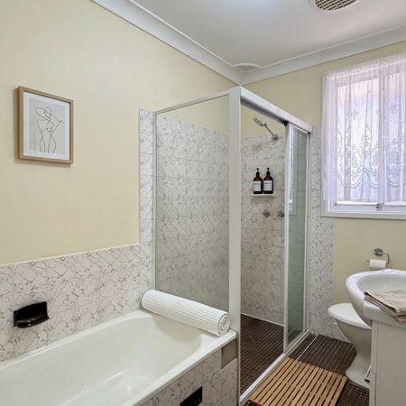 CHARMING FAMILY HOME! - Photo 4