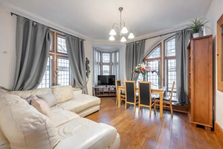 2 bedroom flat in London - Photo 4