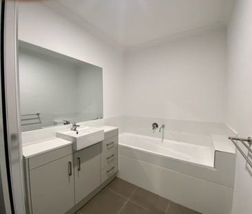 Modern Townhouse - Photo 5