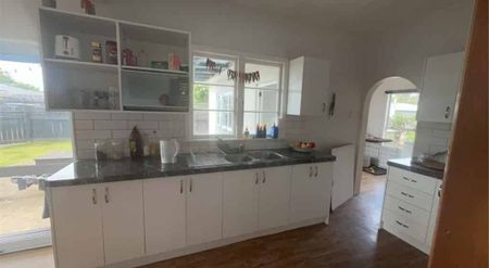 Family Friendly Home - Photo 2