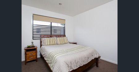 Stylish Townhome Living in the Heart of Alderley - Photo 4