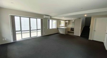 RICCARTON - 4 BEDROOM, 2 X BATHROOM TOWNHOUSE WITH DOUBLE GARAGE - Photo 2