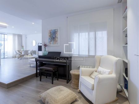 Excellent 2-bedroom penthouse with 30 m² terrace for rent in Gran Vía, Valencia - Photo 2