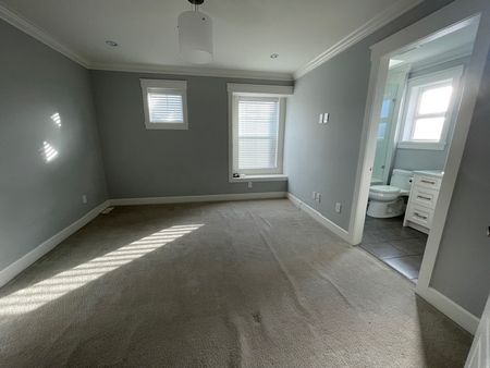 Beautiful Contemporary Upper House/Three Bedrooms Plus Den - Photo 5