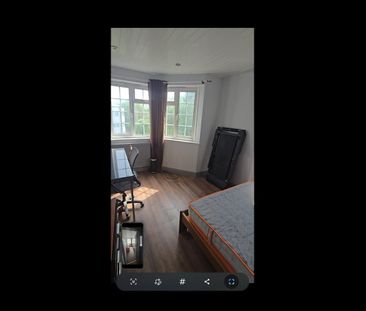 3 Bed Flat, Barons Court, NW9 - Photo 3