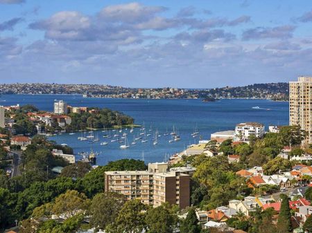 SPACIOUS APARTMENT WITH ICONIC HARBOUR VIEWS - Photo 2