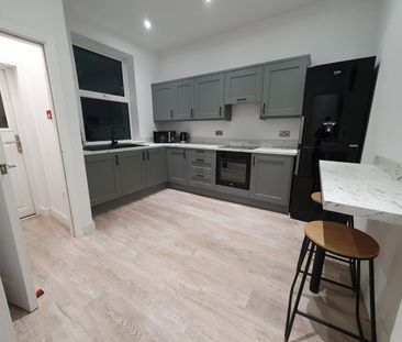 Room in a Shared House, Gartside Street, OL7 - Photo 3
