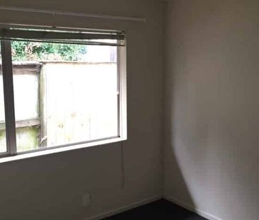Fantastic 3-Bedroom Home in Mangere Bridge - Photo 5