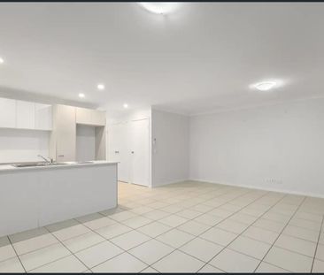 Spacious 4-Bedroom Townhouse in Convenient Carseldine Location - Photo 1