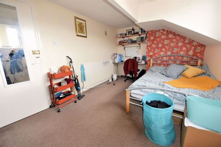 4 bedroom House in Norwood Place, Leeds - Photo 5