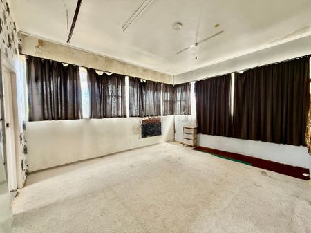 SPACIOUS 6-BEDROOM FAMILY HOME - Photo 2