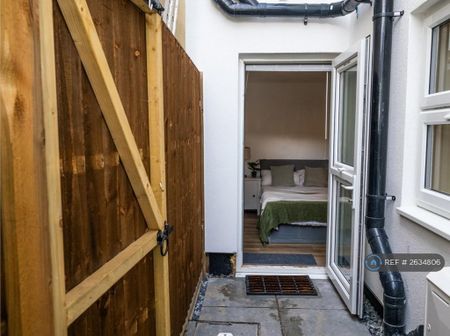 1 bedroom in a house share to rent - Photo 2