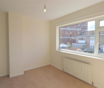 2 bedroom mews to rent - Photo 2
