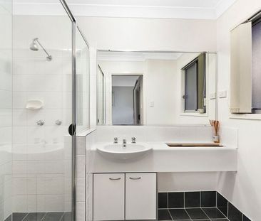 For Lease: Well-Presented Townhome with Practical Layout & Great Lo... - Photo 5