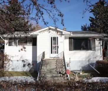 Quiet house on a quiet street. | 8332 33 Avenue Northwest, Calgary - Photo 1