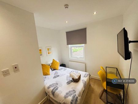 1 bedroom in a house share to rent - Photo 3