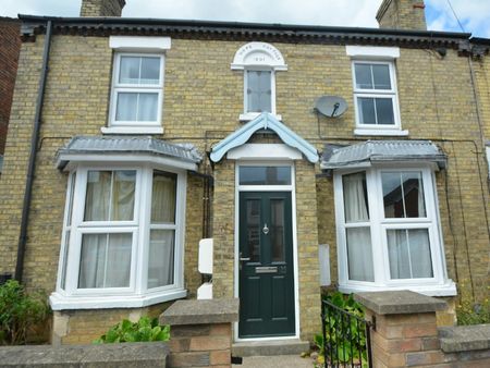 Flat to rent on - Photo 2