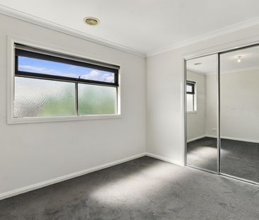 2 BEDROOM TOWNHOUSE FOR RENT IN ST ALBANS - Photo 3