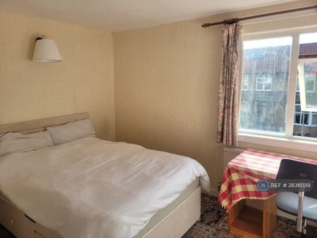 1 bedroom in a house share to rent - Photo 2