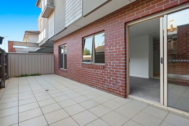 GROUND FLOOR 1-BEDROOM APARTMENT - Photo 1