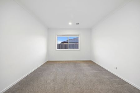 SPACIOUS FAMILY HOME IN SOUGHT AFTER LOCATION - Photo 5