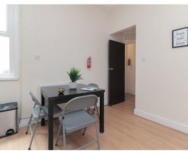 Room in a Shared Flat, Chatworth Gardens, W3 - Photo 1