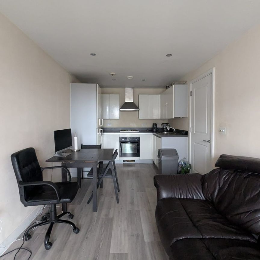 2 Bed Flat, Durnsford Road, SW19 - Photo 1