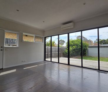 Charming Victorian Character Meets Modern Comfort in the Heart of Kew - Photo 4