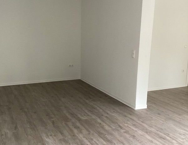 Zentral gelegen: renovierte 2 Zimmer, mit Balkon - Photo 1