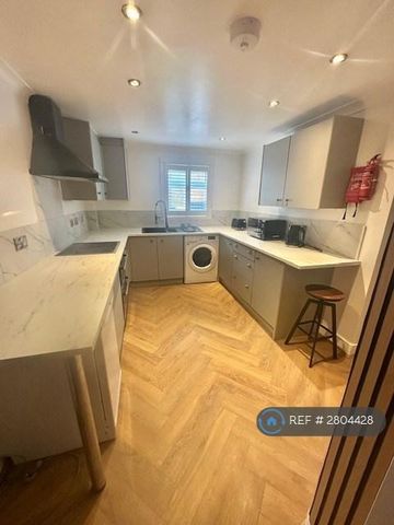 1 bedroom in a flat share to rent - Photo 3