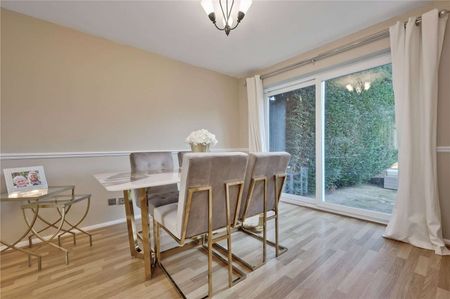 Four bedroom detached family home in a popular residential location in Windlesham. - Photo 4