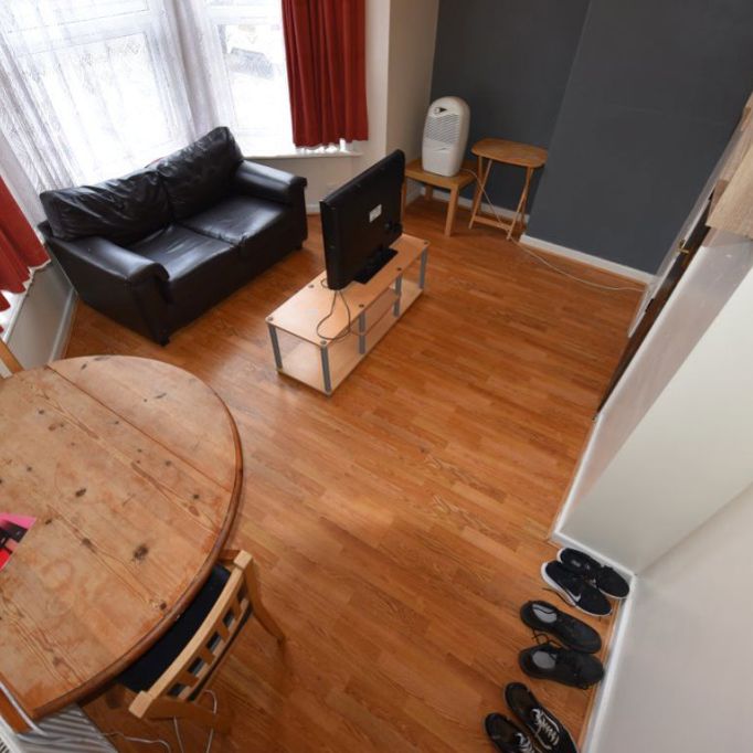 2 bedroom Flat in Flat A, Leeds - Photo 1