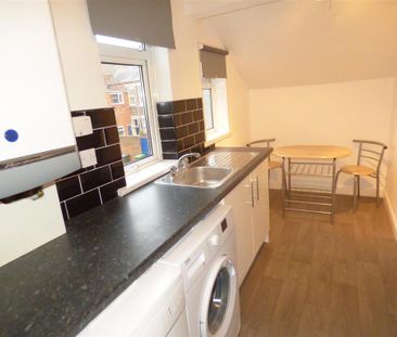 3 bedroom flat to rent - Photo 5