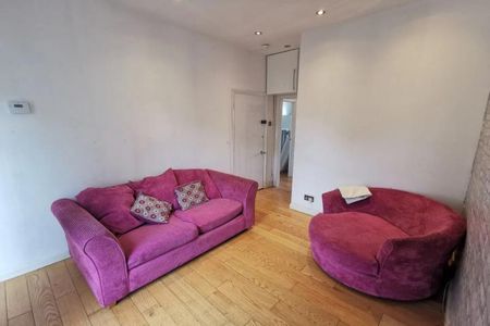 Contemporary two double bedroom flat set on the first floor of a period convers - Photo 5