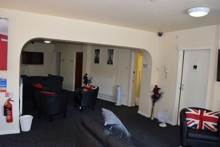 1 bedroom in a house share to rent - Photo 4