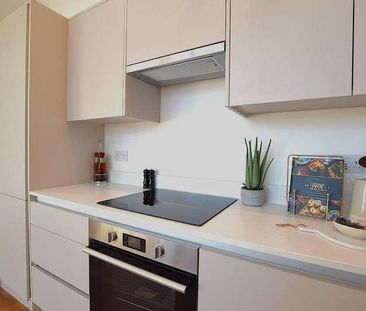 Lakeside Close, Staines-upon-thames, Surrey, TW18 - Photo 4