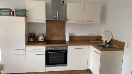 großzügige DG-Wohnung: 3 Zimmer, Wohnküche, modernes Bad - Photo 2