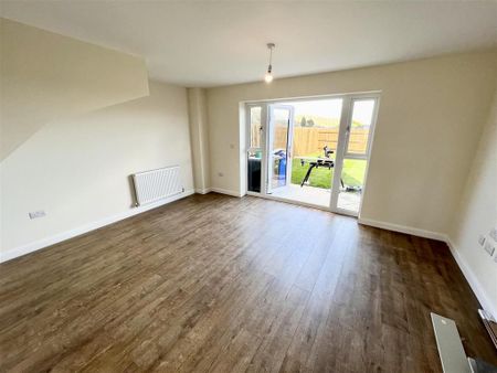 4 bedroom semi-detached house to rent - Photo 2