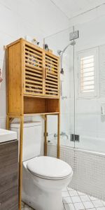 Spacious 3-Bedroom Apartment with Lock-Up Garage - Photo 4