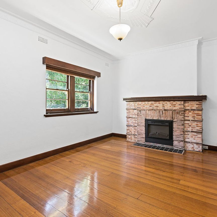 Art Deco Style Apartment In The Heart of St Kilda! - Photo 1