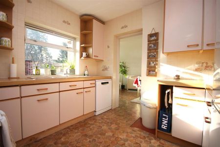 2 bedroom detached bungalow to rent - Photo 4