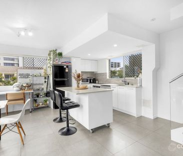 Spacious Two-Level Apartment – Stunning Water Views - Photo 6