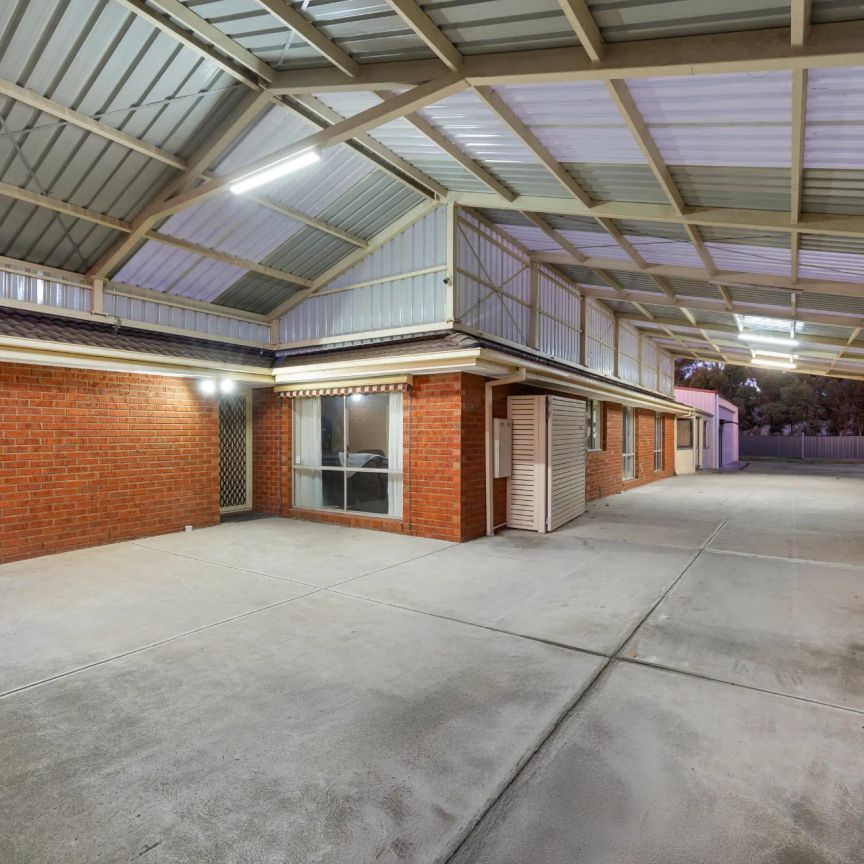 SPACIOUS 5-BEDROOM FAMILY HOME IN PRIME LOCATION - Photo 1