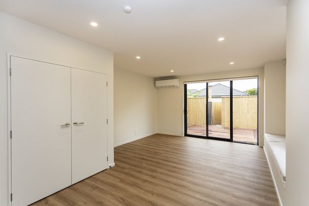 A spacious two bedroom townhouse with all the extras! - Photo 1
