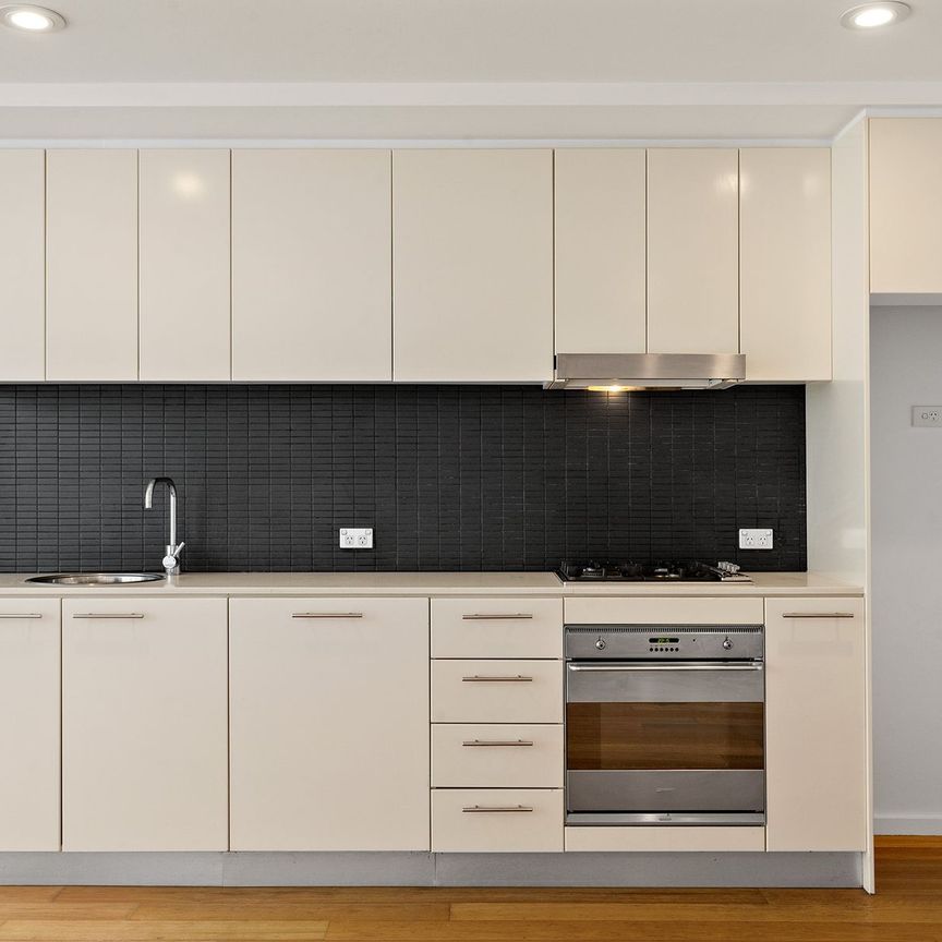 Moden One Bedroom Apartment in superb location - Photo 1