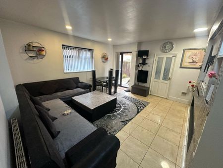 5 bedroom semi-detached house to rent - Photo 2