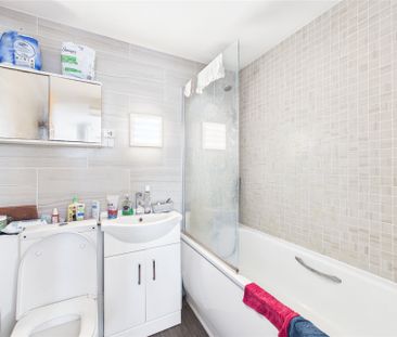 1 bedroom Flat in Hale Way, Camberley - Photo 2