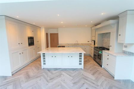 4 bedroom semi-detached house to rent - Photo 5