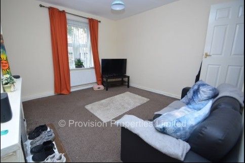2 Bedroom House Near Leeds Uni - Photo 1
