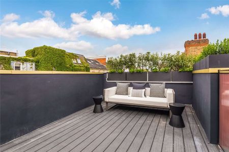 A beautiful maisonette well located for the shops and restaurants on the Fulham Road benefiting from comfort cooling and a roof terrace. - Photo 2